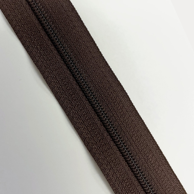 Blixtlås Y220 Jeans/Byxa 4mm silver 12cm Brun 570, se vårt sortiment av heminredning, garn & tyger. Alltid till bra priser.