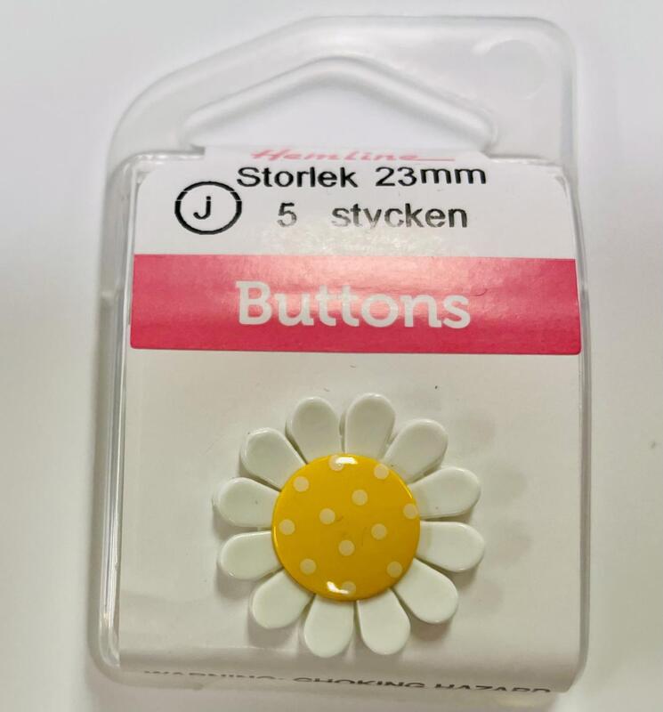 Knappask J, vit och gul blomknapp23mm,5st, se vårt sortiment av heminredning, garn & tyger. Alltid till bra priser.