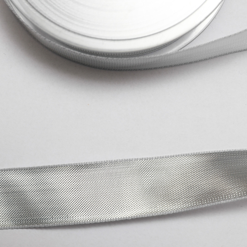 Dekorband Silver Sienna 25mm, se vårt sortiment av heminredning, garn & tyger. Alltid till bra priser.