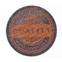 Applikation "Quality Guaranteed" Brun/blå 4, se vårt sortiment av heminredning, garn & tyger. Alltid till bra priser.