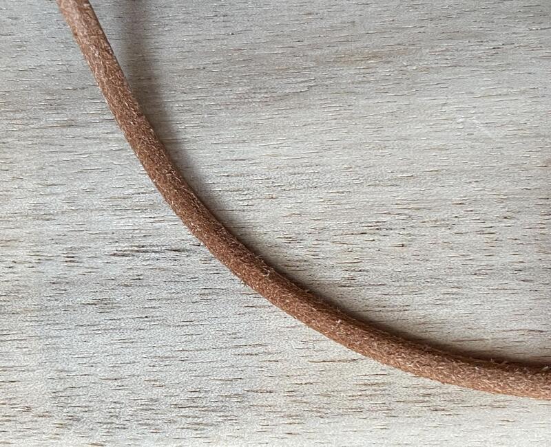 Lädersnodd  3mm ljusbrun, se vårt sortiment av heminredning, garn & tyger. Alltid till bra priser.