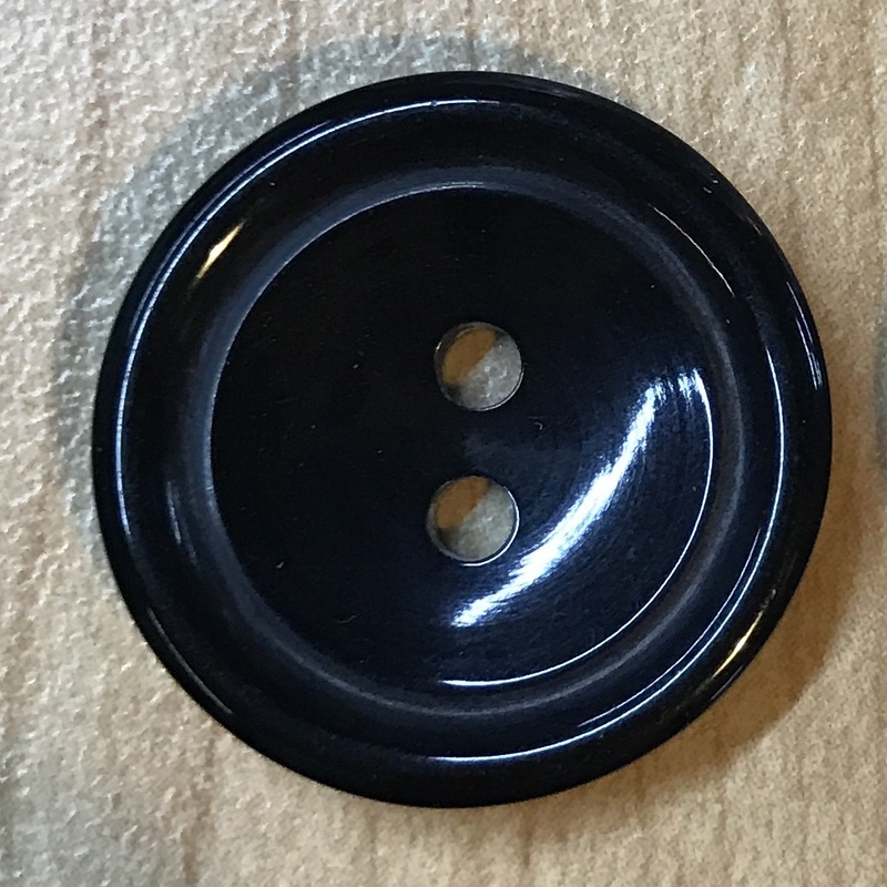 Knappask C svart knapp 18 mm, se vårt sortiment av heminredning, garn & tyger. Alltid till bra priser.