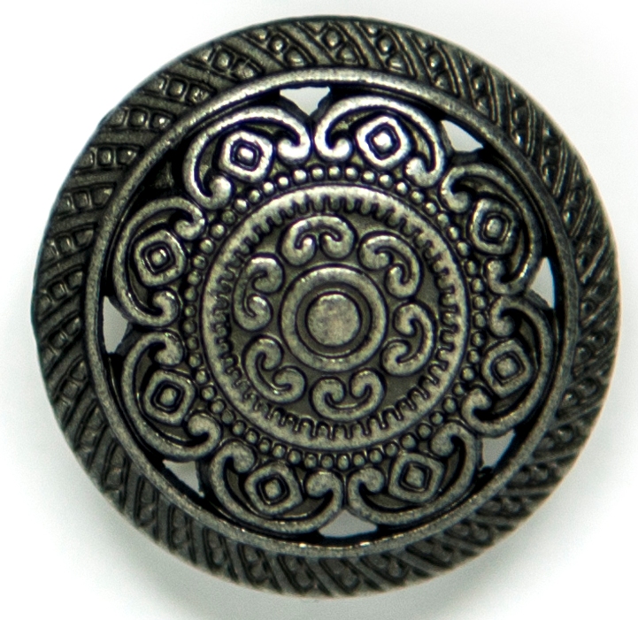 Dekorerad knapp antiksilver,18mm Knappask H, se vårt sortiment av heminredning, garn & tyger. Alltid till bra priser.