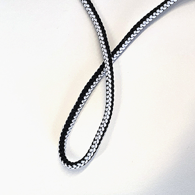 Stickad snodd svartvit 4,5 mm, se vårt sortiment av heminredning, garn & tyger. Alltid till bra priser.