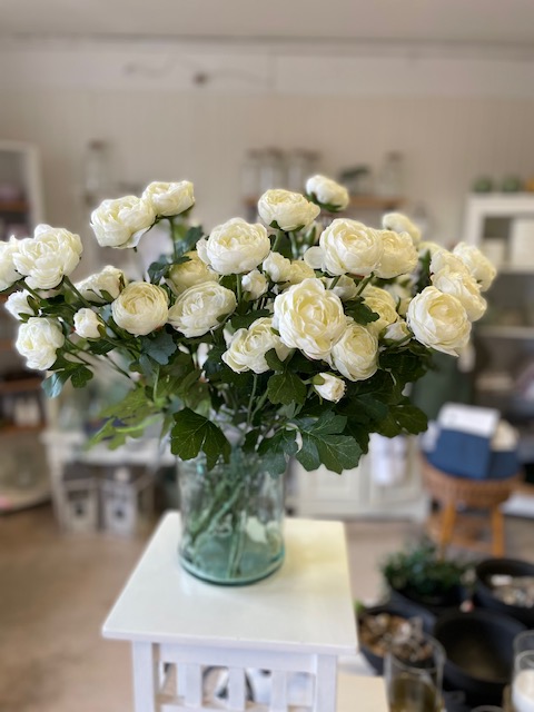 Ranunkelkvist med vita blommor, se vårt sortiment av heminredning, garn & tyger. Alltid till bra priser.