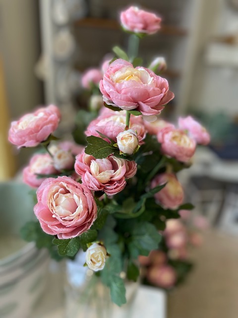 Ranunkelkvist med rosa blommor., se vårt sortiment av heminredning, garn & tyger. Alltid till bra priser.