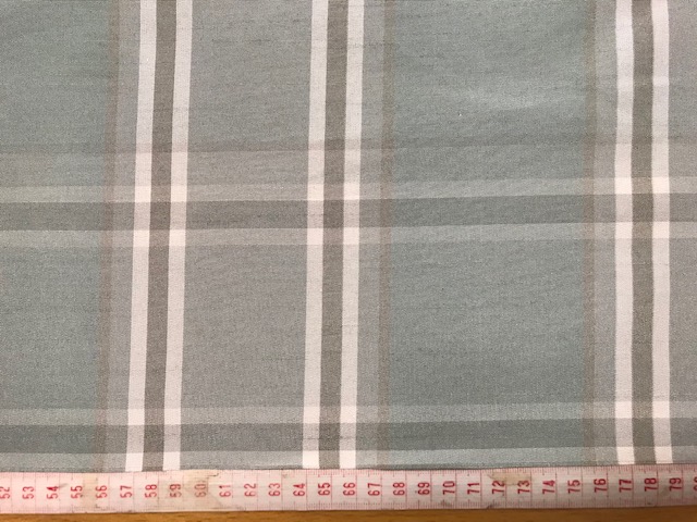 Grönrutigt tyg  liknande sidenimitation, se vårt sortiment av heminredning, garn & tyger. Alltid till bra priser.