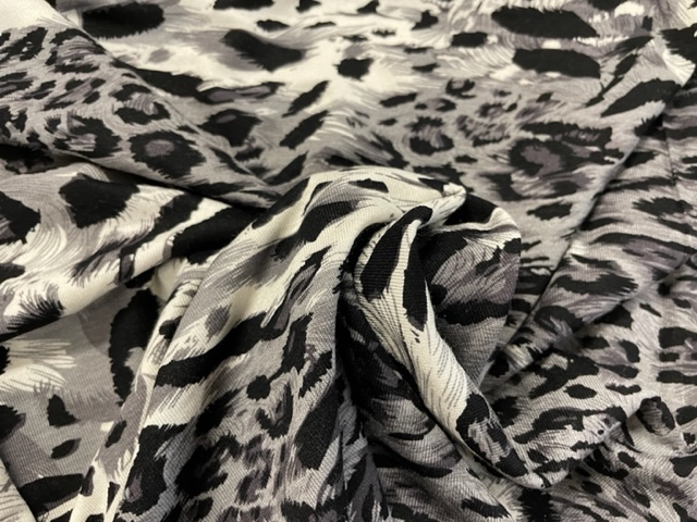 Leopardmönstrat modetyg i viskos, svart/vit, se vårt sortiment av heminredning, garn & tyger. Alltid till bra priser.