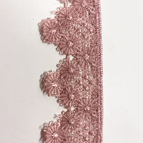 Guipure spets 30 mm rosa, se vårt sortiment av heminredning, garn & tyger. Alltid till bra priser.