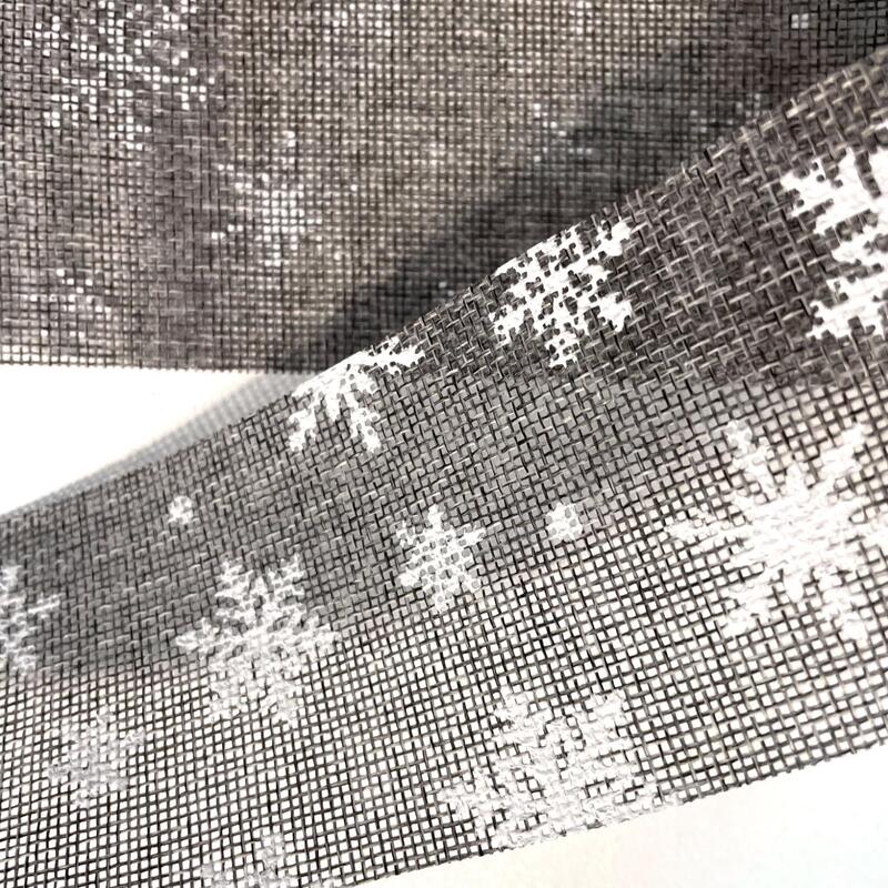 Dekorband Jute, grå med snöflingor, 63mm, se vårt sortiment av heminredning, garn & tyger. Alltid till bra priser.