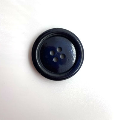 Blank mörkblå knapp med kant 25 mm, se vårt sortiment av heminredning, garn & tyger. Alltid till bra priser.