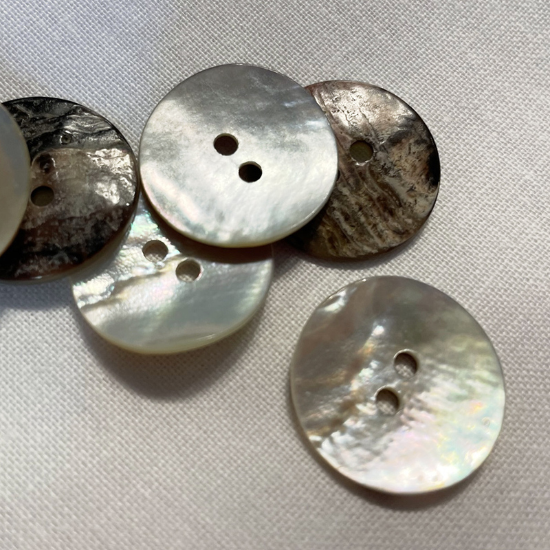 Pärlemoknappar 20 mm natur, se vårt sortiment av heminredning, garn & tyger. Alltid till bra priser.
