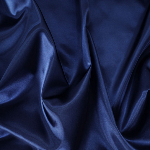 Satin marinblå polyester festtyg 120 g, se vårt sortiment av heminredning, garn & tyger. Alltid till bra priser.