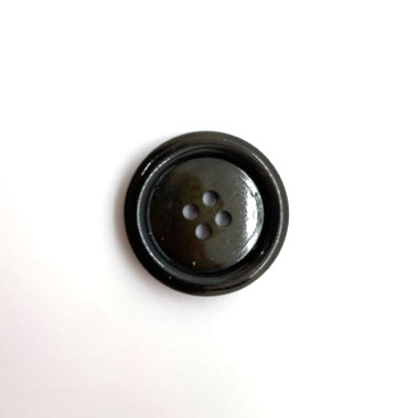 Svart knapp med kant 25 mm, se vårt sortiment av heminredning, garn & tyger. Alltid till bra priser.