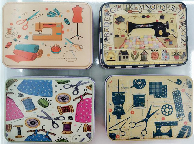 Nostalgibox i plåt med sybehör 14x10cm , se vårt sortiment av heminredning, garn & tyger. Alltid till bra priser.