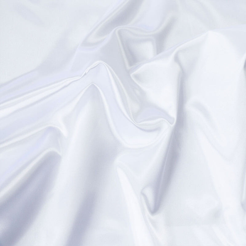 Satin vit polyester festtyg 120 g, se vårt sortiment av heminredning, garn & tyger. Alltid till bra priser.