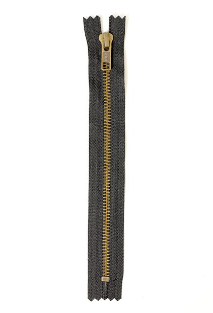 Blixtlås 12 cm Jeans/Byxa Y310 6mm A-mässing Mörkgrå 578, se vårt sortiment av heminredning, garn & tyger. Alltid till bra priser.